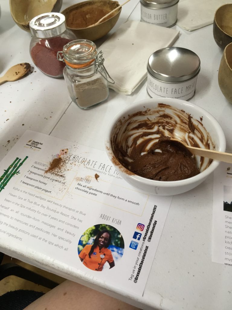 Le masque facial à base de poudre de cacao